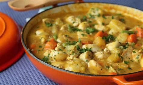  Poulet à la Casserole de Zaozhuang: Une Explosion Savoureuse d'Épices Douces et d'une Texture Fondante ?