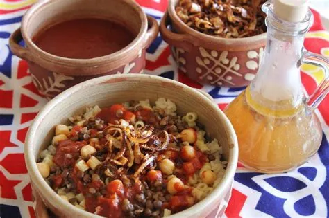  Koshari: Une Symphonie de Légumes Épicés et de Grains Savoureux en Conquête Culinaire du Caire!