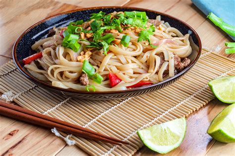   Nouilles de Riz à la Sauce Szechuan: Un Mélange Explosif de Saveurs Piquantes et Aromes Envoûtants!