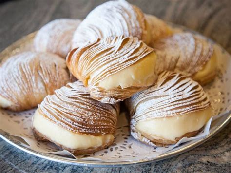  Sfogliatella: Une explosion de saveurs croustillantes et crémeuses dans les rues gourmandes de Naples!